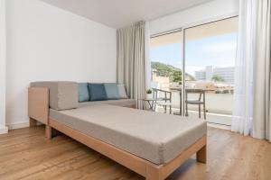 A bed or beds in a room at Apartamentos Massanet