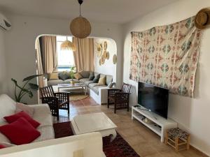 a living room with a couch and a tv at Perl del mar in M'diq