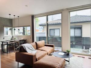 a living room with a couch and a table at Akikawa Miyoshi 7 プレミアム鉄骨 一棟貸切ヴィラ in Kumamoto