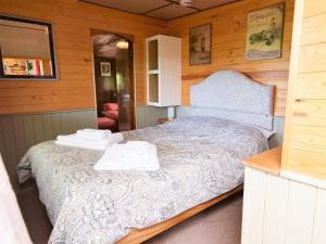 a bedroom with a bed with two towels on it at 1 Bed in Bodiam 51574 in Bodiam