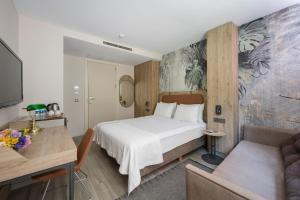 イスタンブールにあるUpsuites Hotelのベッドとソファのあるホテルの部屋 +100枚の写真