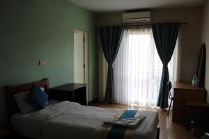 Una cama o camas en una habitación de 32 Peace Home
