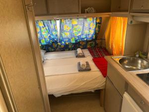 プーラにあるCamper Ummaのキャラバン内の小さなベッドのある小さな部屋