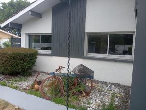 a bike chained to the side of a house at T2 Charmant et calme in Andernos-les-Bains