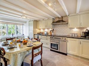 Η κουζίνα ή μικρή κουζίνα στο 3 Bed in Ulverston 91779