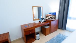 TV a/nebo společenská místnost v ubytování Acacia Hotel by Blue Collection