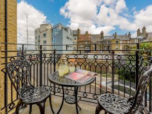 ラムズゲートにある4 Bed in Ramsgate 86741の眺めの良いバルコニーにテーブルと椅子が置かれている