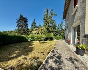 a walkway next to a house with a yard at Maison spacieuse avec terrasse - DABNB in Saint-Brice-sur-Vienne