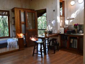 Η κουζίνα ή μικρή κουζίνα στο Waterbessiebos cottage