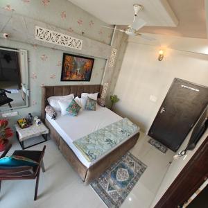 an overhead view of a bedroom with a bed at The Roots of Jaipur Home stay in Jaipur