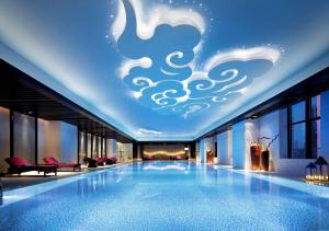 ein großer Pool in einem Hotel mit einer Decke in der Unterkunft Wanda Vista Hohhot in Hohhot