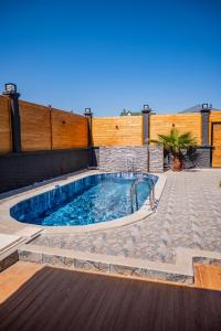 a swimming pool in a patio with a brick wall at Atakum Bungalov Evleri in Atakum