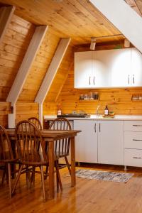 a kitchen with a wooden ceiling and a table and chairs at Atakum Bungalov Evleri in Atakum