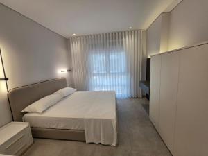 ein Schlafzimmer mit einem Bett und einem großen Fenster in der Unterkunft Blue Harmony in Lalzit Bay