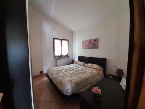 a bedroom with a bed and a window at La casetta di Bianca in Riccò del Golfo di Spezia