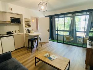 una sala de estar con un sofá y una mesa en ACROPOLIS - Parking, en Rodez
