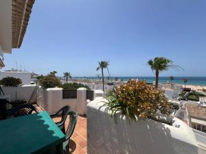 einen Balkon mit einer Bank und Meerblick in der Unterkunft La Barrosa in Novo Sancti Petri + 27 Fotos