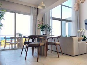 Posezení v ubytování Spacious Two-Bedroom Apartment with Sea View B4