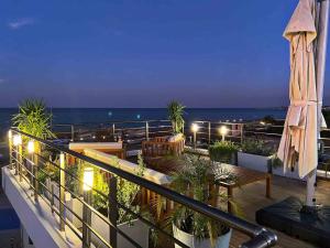 Balkón nebo terasa v ubytování Spacious Two-Bedroom Apartment with Sea View B4