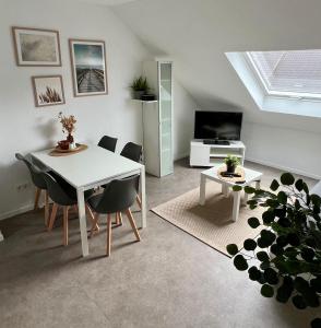 TV a/nebo společenská místnost v ubytování Ferien- Monteurwohnung 301 Diwo Dillingen