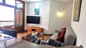 Μια τηλεόραση ή/και κέντρο ψυχαγωγίας στο Cozy Izan Drago Apartment in Icod de los Vinos