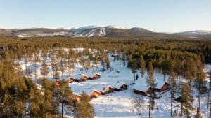 LjørdalenにあるLjøratunet Storhytteの雪に覆われたリゾートの航空写真