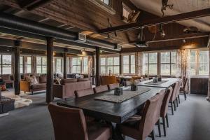 a large dining room with a large table and chairs at Ljøratunet Storhytte in Ljørdalen
