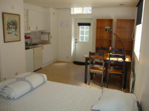 a room with a bed and a table and a kitchen at Kalmar Sjömanshem in Kalmar