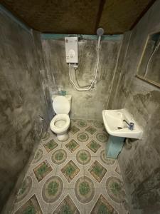 une petite salle de bain avec toilettes et lavabo dans l'établissement Nearthepark Resort at Pai, à Pai 51 autres photos