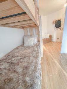 una habitación con una cama debajo de una cama alta en Studio le refuge du chamois, en Isola