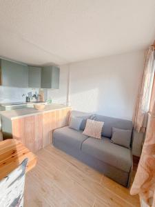 un soggiorno con divano e cucina di Studio le refuge du chamois a Isola Altre 3 foto