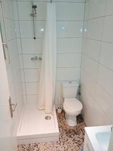 Un baño de Double Private Rooms Center City Aragon Street