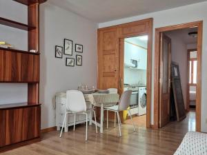 a kitchen and dining room with a table and chairs at Apartamento Uxín in Isaba