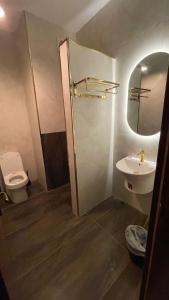 a bathroom with a sink and a toilet and a mirror at شاليه البرادايس 26 في درة العروس in Durat  Alarous +12 photos