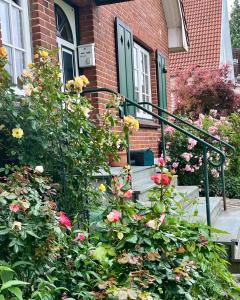 a house with a bunch of flowers on the stairs at Kleine Landhaus-Perle am Schlosspark in Eutin