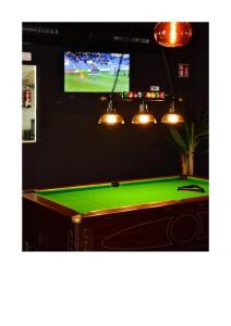 Cette chambre dispose d'un billard et d'une télévision. dans l'établissement Appartement équipé CALPE Espagne, 4 couchages, terrasse, piscines, climatisation, garage, WIFI gratuits, à Calp