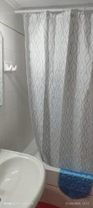 una tenda da doccia in un bagno accanto a un lavandino di ΑLEXANDRAS HOUSE a Preveza