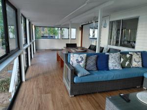 Posezení v ubytování Pet friendly beachfront home- sleeps 8