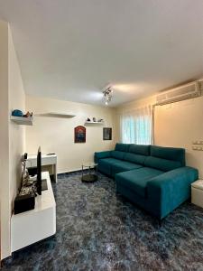 a living room with a green couch and a tv at Very best flat ust 800m Postiguet-Beach in Alicante