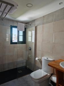 une salle de bain avec toilettes, douche et lavabo dans l'établissement Apartamentos San Marcial, à Tías