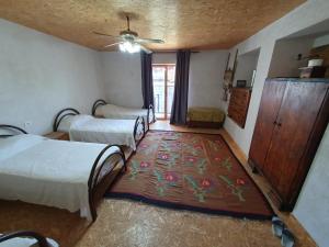 um quarto com 2 camas e um tapete em Nazmir's Guesthouse Shkoder em Shkodër