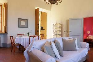 Una sala de estar con un sofá blanco y una mesa. en Nettuno Gamberaia Apartments, en Settignano 23 fotos más