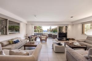 Una gran sala de estar con sofás y un televisor. en Villa Adalia, en Protaras