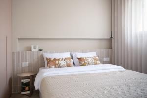 ein Schlafzimmer mit einem großen Bett mit einer weißen Tagesdecke in der Unterkunft Romantic Prestige Suite in Jerusalem