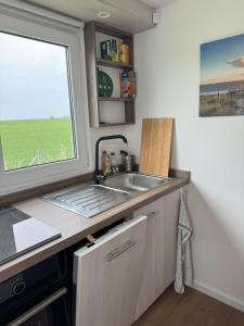 Kuchyň nebo kuchyňský kout v ubytování Prima Resort Boddenblick - Camping-Stellplätze - Tiny Houses & Ferienwohnungen in Ostsee Nähe