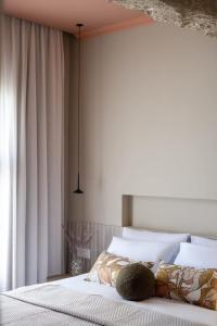 ein Schlafzimmer mit einem Bett mit weißen Laken und einem Fenster in der Unterkunft Suite deluxe 3 pieces Haim Weizmann in Jerusalem + 1 Foto