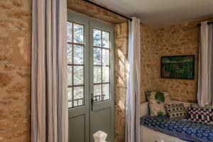 En eller flere senge i et værelse på Romantic Dovecot near Saint Germain de Belvès