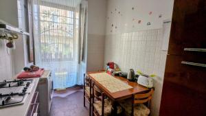 una piccola cucina con un tavolo e una stufa di Cozy room in Piazza Vittorio a Roma