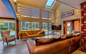 sala de estar con sofá grande y TV en Maison, en Maxilly-sur-Léman