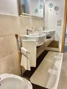 A bathroom at Masseria Lacatena